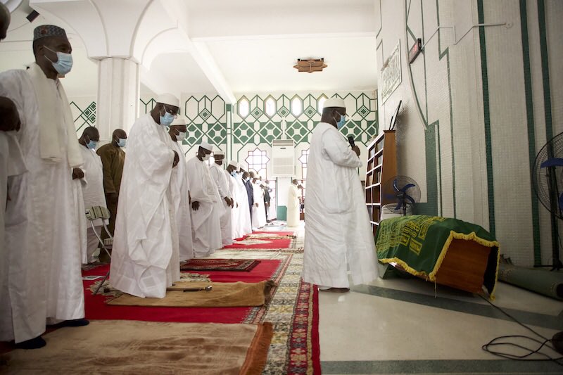AOuattara_PRCI's tweet photo. J’ai pris part, cet après-midi à la Grande Mosquée de la Rivera Golf, à la prière du vendredi suivie de la prière mortuaire pour le repos de l’âme de l'ancien PM Seydou Elimane DIARRA. 

Demeurons en union de prière afin qu’il ait une place de choix auprès de son créateur ! https://t.co/PNmtKBvKQ1