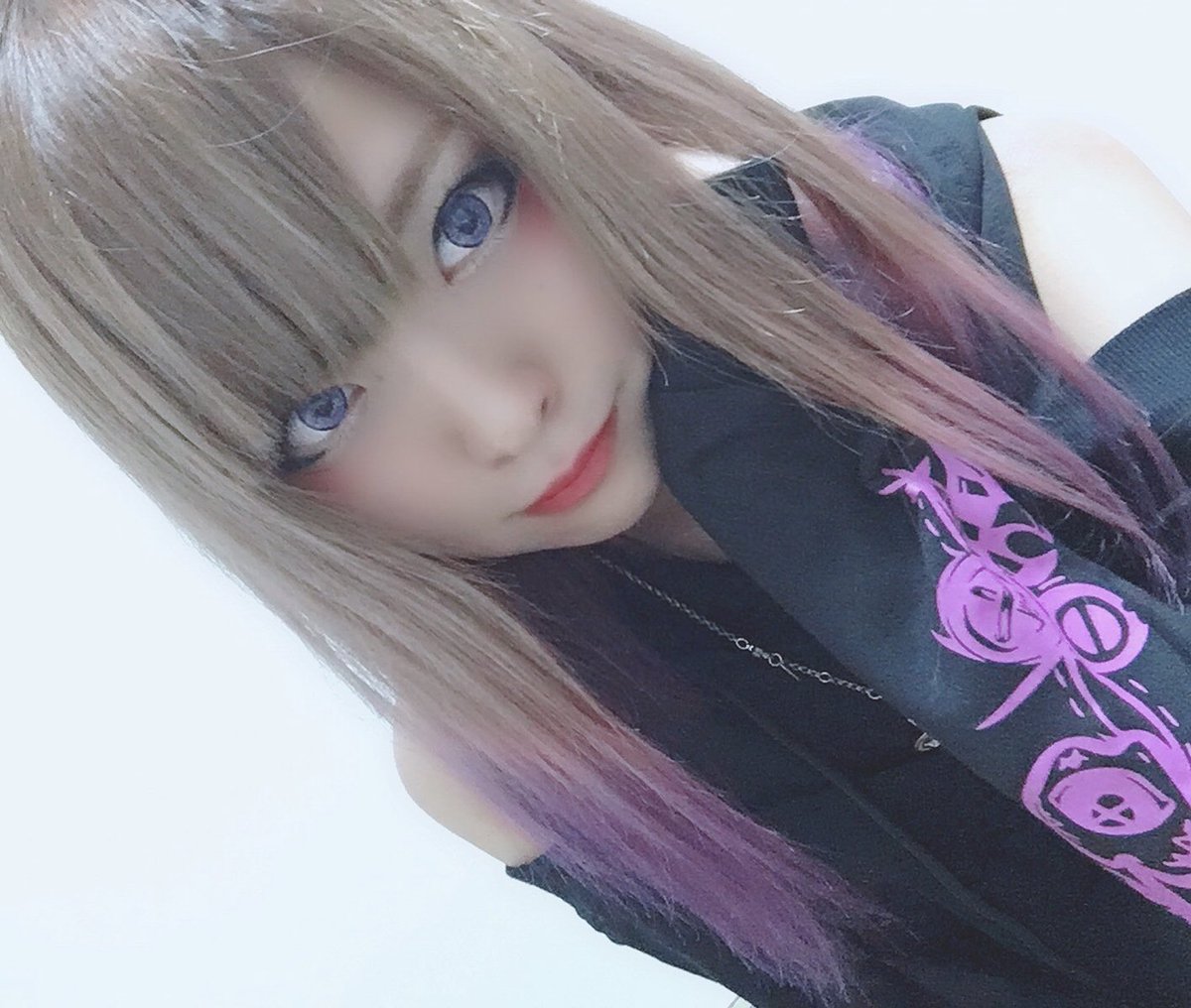 珍しく肩出し服 でもカーディガン脱がないから基本出ない 画像はお昼に食べたお肉 意識して沢山噛みましたが 噛むの苦手だー 今日は珍しい事をして疲労中 しかしあともうひと頑張り ツイレポ