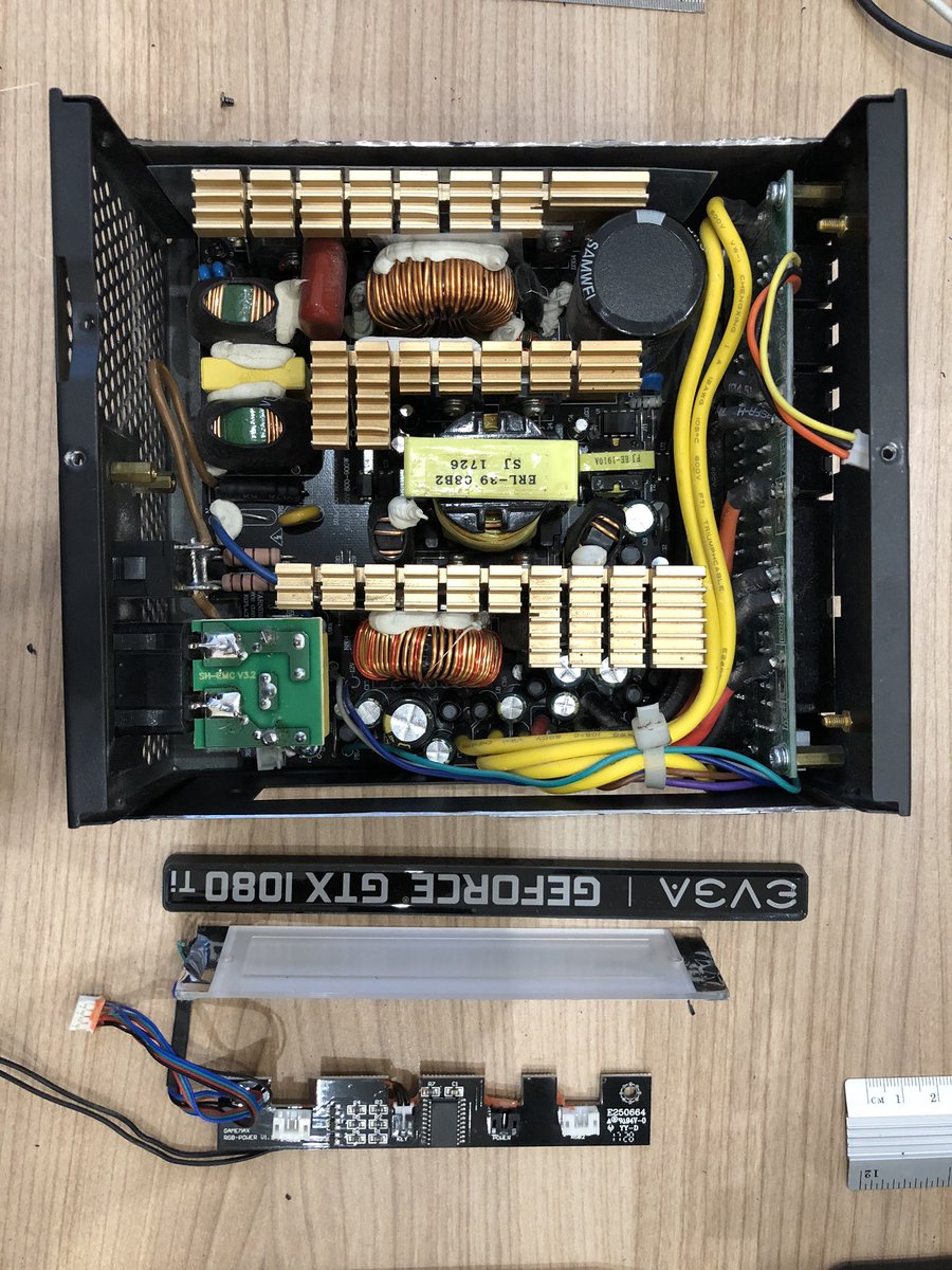 WowihaY's tweet image. #CustomMod розібрав блок живлення. Зняв з нього rgb панельку, також зняв молдінг з відюхи, буду мостирити на передню панель. Кришку БЖ з кулєром примостирив на праву панель. Вийшло досить пристойно!