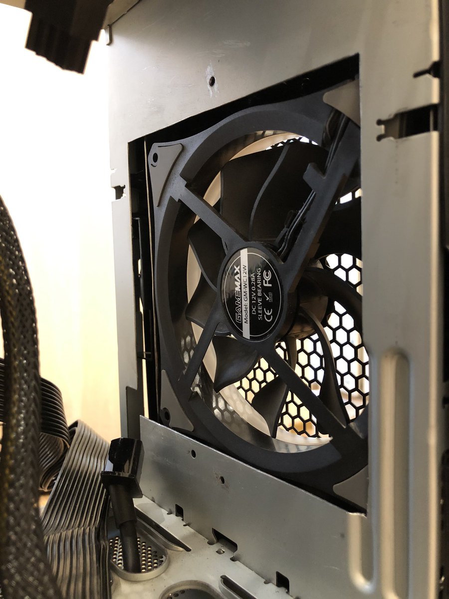 WowihaY's tweet image. #CustomMod розібрав блок живлення. Зняв з нього rgb панельку, також зняв молдінг з відюхи, буду мостирити на передню панель. Кришку БЖ з кулєром примостирив на праву панель. Вийшло досить пристойно!