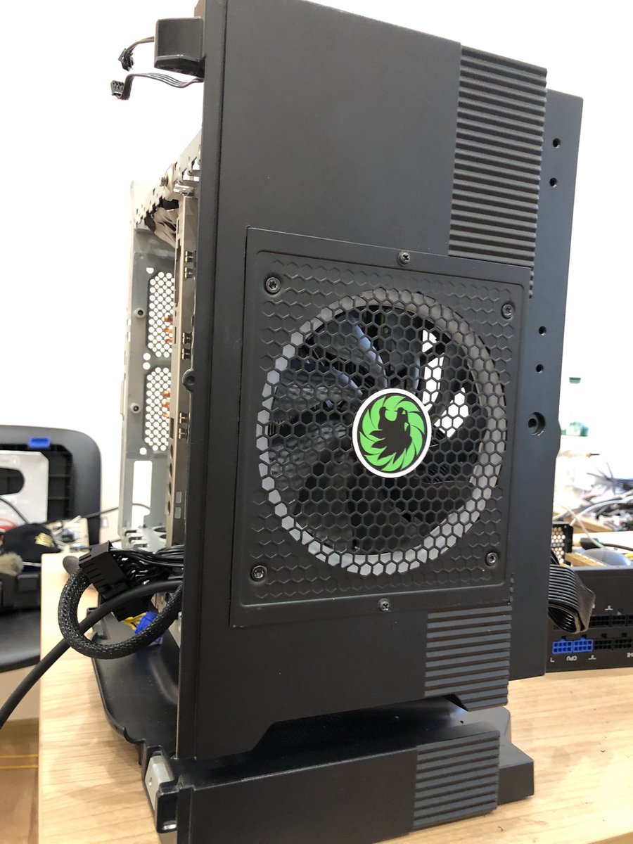 WowihaY's tweet image. #CustomMod розібрав блок живлення. Зняв з нього rgb панельку, також зняв молдінг з відюхи, буду мостирити на передню панель. Кришку БЖ з кулєром примостирив на праву панель. Вийшло досить пристойно!
