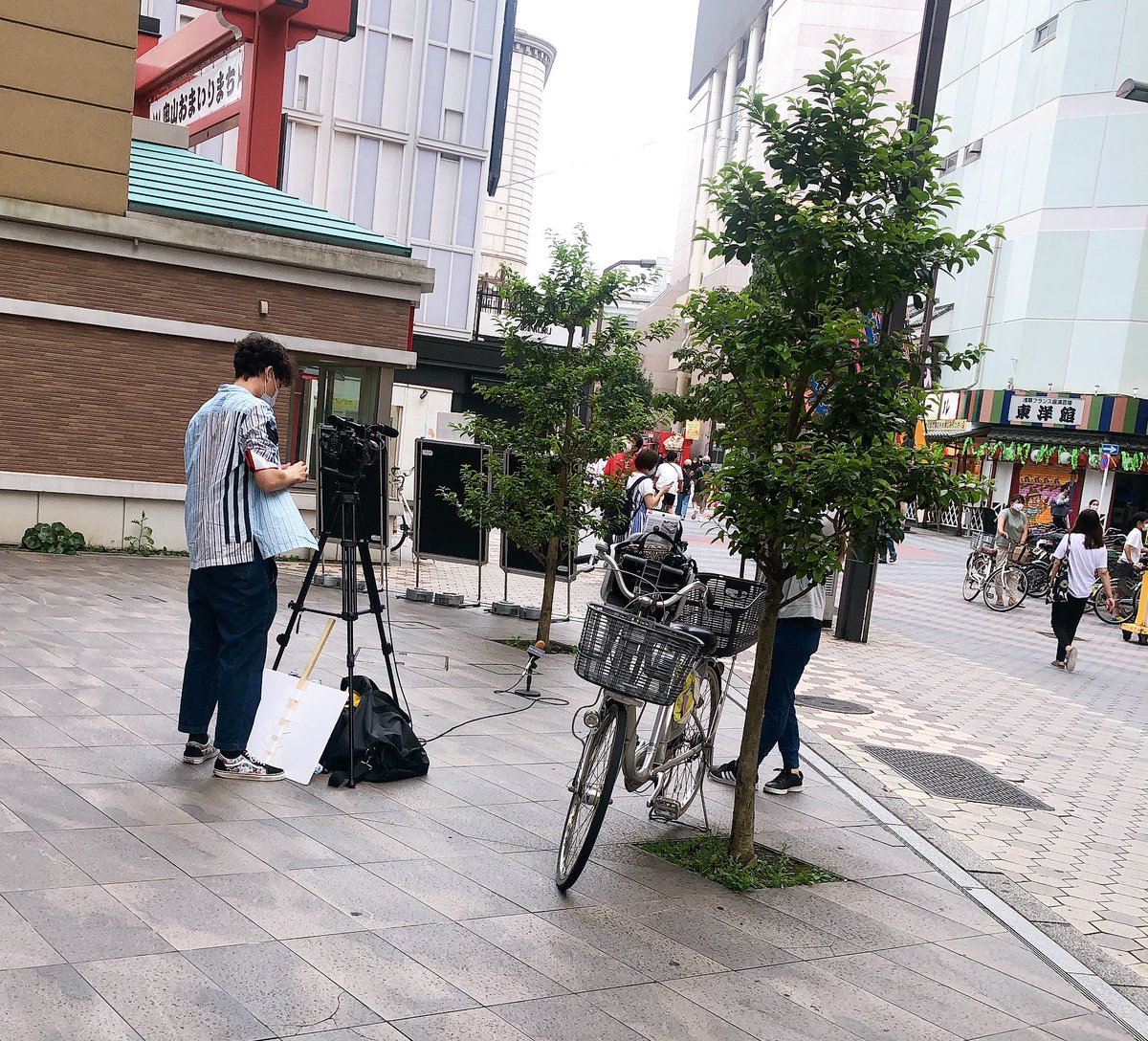 プラカード掲げて