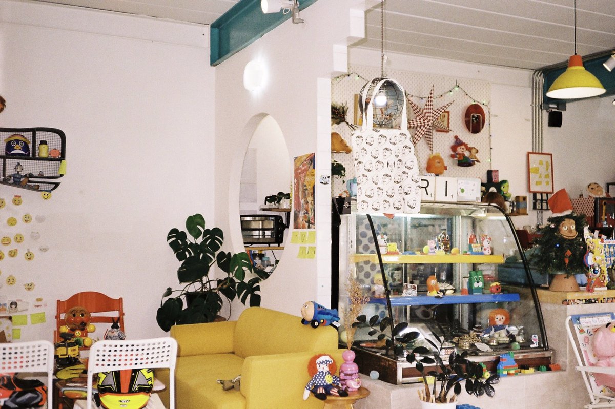luvmoodxyeblue's tweet photo. ความน่ารักของร้านผสมกับ kodak gold 200 นั้น แสนจะจ้าบมั้กมั้ก 📸💥🙆🏻‍♂️🌞 https://t.co/IERvWGF1Bk