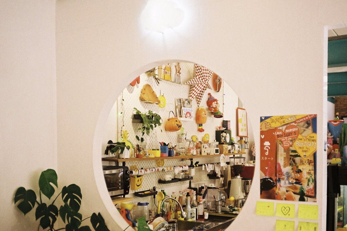 luvmoodxyeblue's tweet photo. ความน่ารักของร้านผสมกับ kodak gold 200 นั้น แสนจะจ้าบมั้กมั้ก 📸💥🙆🏻‍♂️🌞 https://t.co/IERvWGF1Bk