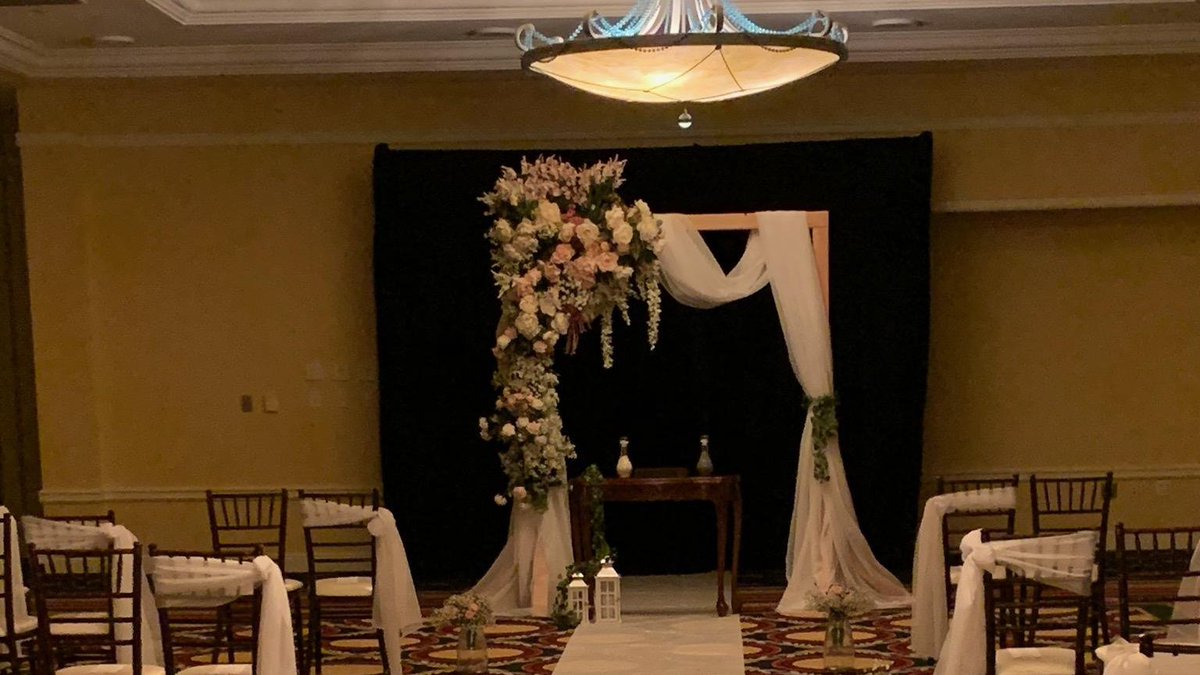 The Wyndham Gettysburg would love to host your wedding. We can accommodate your "socially distanced" wedding and reception. Give our dedicated Wedding Manager, Wanda Gemmell, a call 717-339-0020 x6014. Schedule your tour now to see venue space and guestrooms!