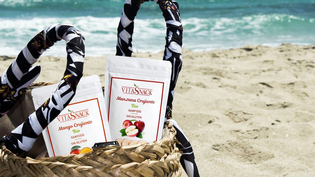 VitaSnack's tweet photo. Disfruta de un delicioso día de verano en la playa con tus snacks favoritos!🥭🍓🍌🍎
🍃Naturales
🍃Sin gluten
🍃Sin freír
🍃Sin conservantes
En cualquier momento y lugar!

#snacks #comida #gourmet #singluten #Verano https://t.co/6UdeEENTfs