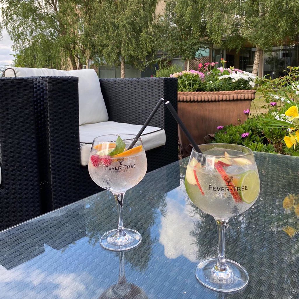OPHotel's tweet photo. Our beautiful terrace gardens have been called the “Surrey Riviera” ☀️🌷 this week! Come and join us for a drink on the terrace and soak up the views! 🍹😎

#OatlandsParkHotel #dineout #fridayfeeling #timeforcocktails #ThePreferredLife https://t.co/64kyXdvea0