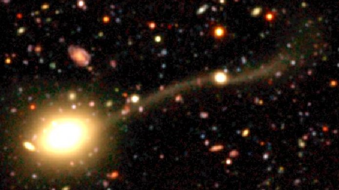 AstroEsfm's tweet photo. #GalacticFriday 
Are elliptical galaxies born in this form? we think not. Elliptical galaxies are formed due to the collision of two spiral galaxies of the same size. They keep growing with the addition of new small galaxies. This is called galactic cannibalims &amp; it's the reason https://t.co/ukc4k4iWx9