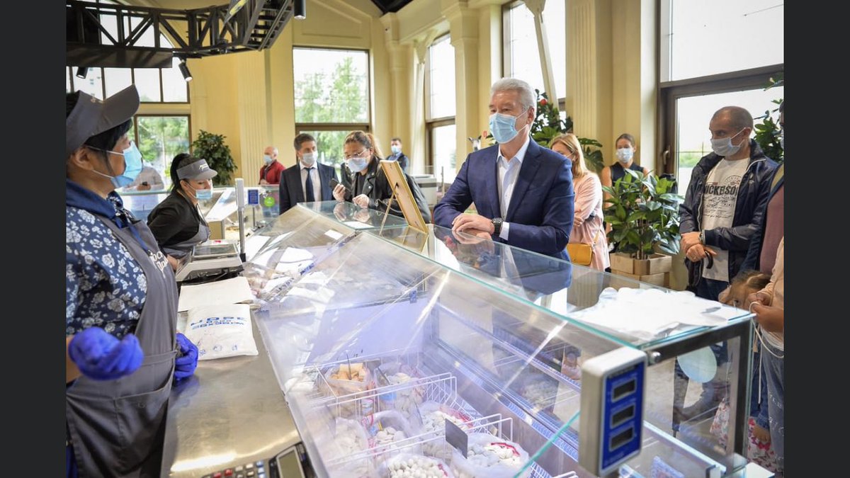 deptorg's tweet image. Сергей #Собянин сегодня посетил круглогодичную ярмарку в Северном Бутове и поблагодорил работников столичной торговли за труд во время пандемии коронавируса