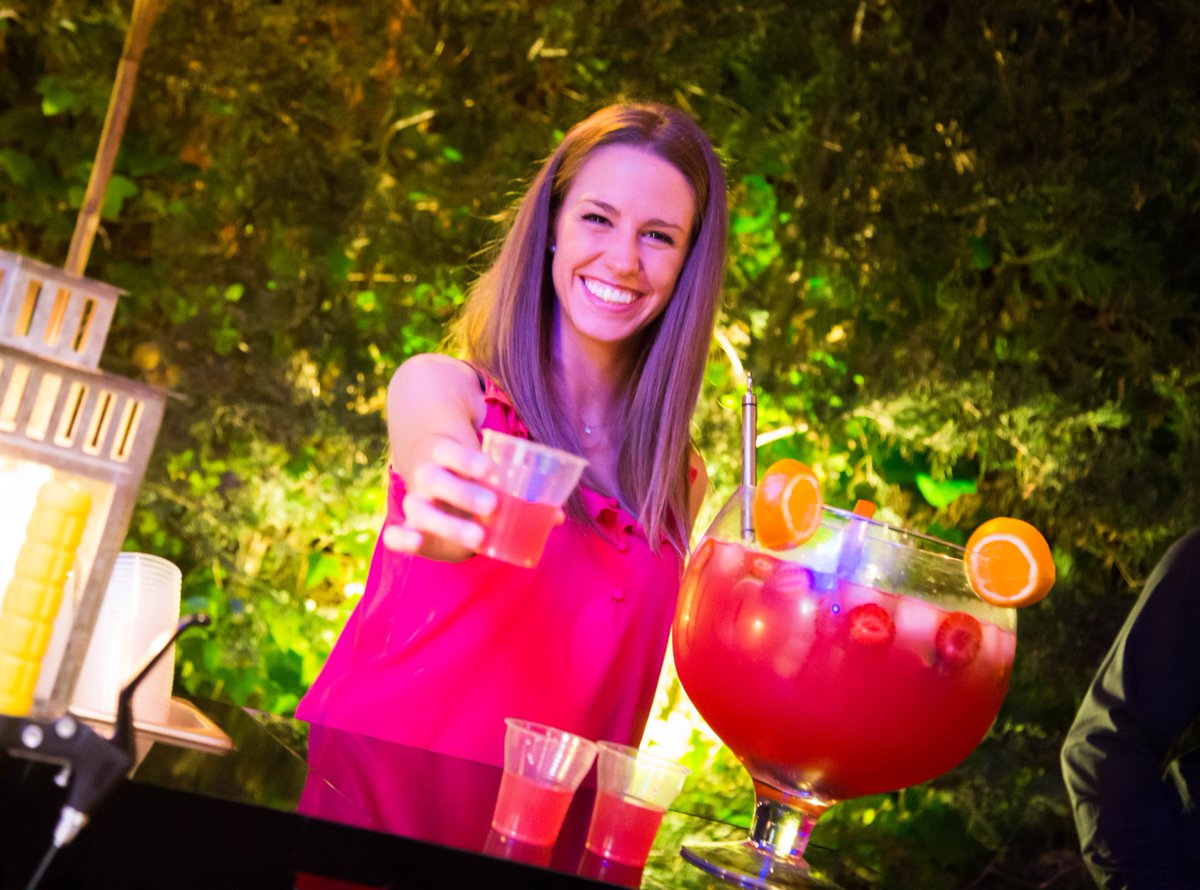 EradelSot's tweet photo. Tria: ets més de còctel o de gintònic?

#estempreparats #ocisegur #eradelsot #elmillorestaperarribar #elsdivendresseransemprenostres #musica #copes #coctel #cocktails #estiu #ginclub #ambient #nit https://t.co/CU1iD4MoBV