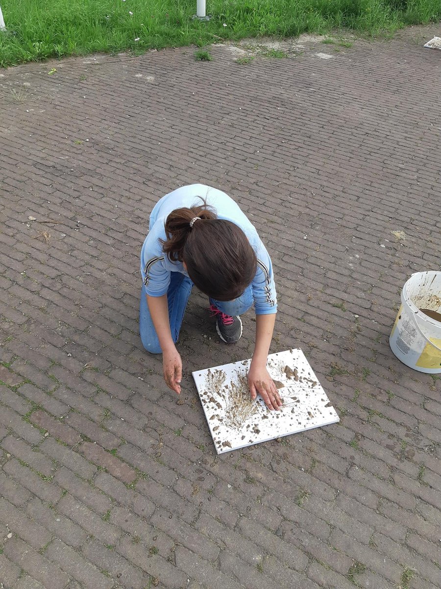 HumanKind7aar's tweet photo. Dat knutselen niet binnen en met verf hoeft, bewijzen de kinderen van #bso #Natuurlijk in #Zevenaar! Een doek (want de modderkunst gaat wel mee naar huis) modder en wat je allemaal in de natuur kan vinden gebruiken zijn voor de mooiste “schilderijen”. #creaties #buiten #Humankind https://t.co/zEl2VQ5WXs
