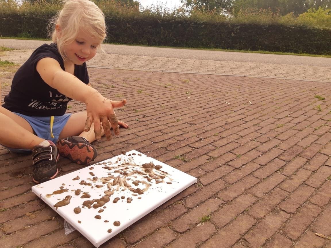 HumanKind7aar's tweet photo. Dat knutselen niet binnen en met verf hoeft, bewijzen de kinderen van #bso #Natuurlijk in #Zevenaar! Een doek (want de modderkunst gaat wel mee naar huis) modder en wat je allemaal in de natuur kan vinden gebruiken zijn voor de mooiste “schilderijen”. #creaties #buiten #Humankind https://t.co/zEl2VQ5WXs