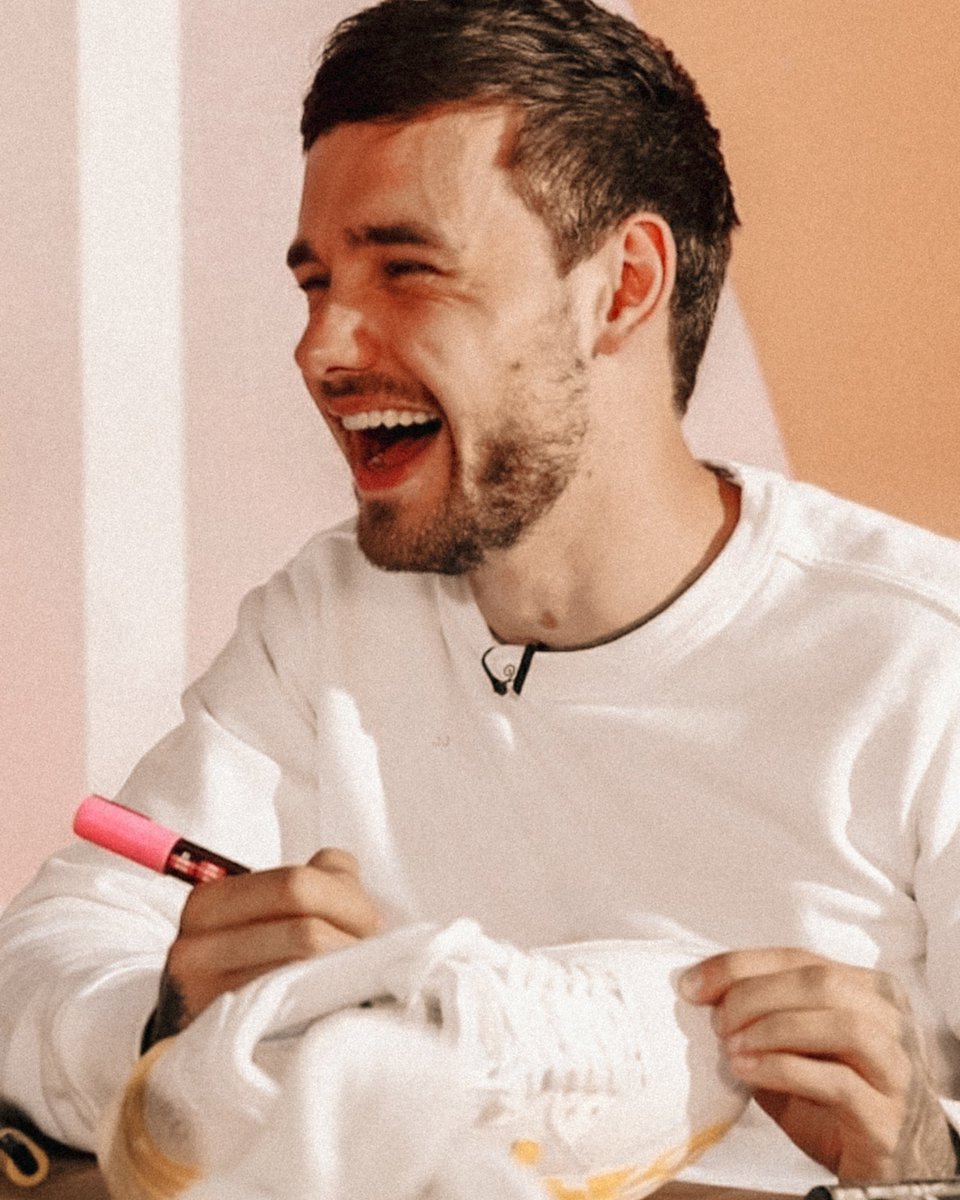 chispasmickey's tweet photo. dos razones para sonreír:
-liam is happy
-louis hizo sold out https://t.co/GsdI9BApHy