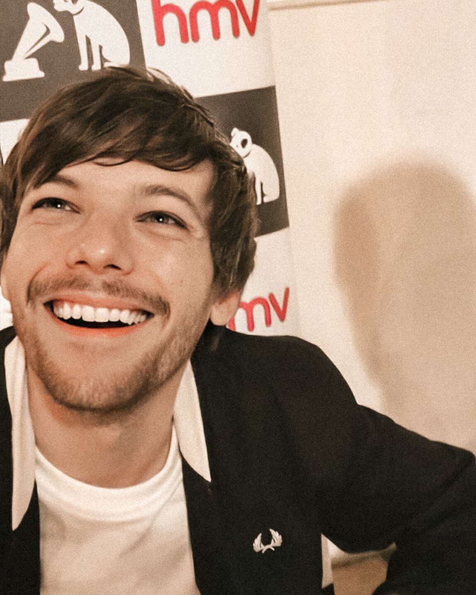 chispasmickey's tweet photo. dos razones para sonreír:
-liam is happy
-louis hizo sold out https://t.co/GsdI9BApHy