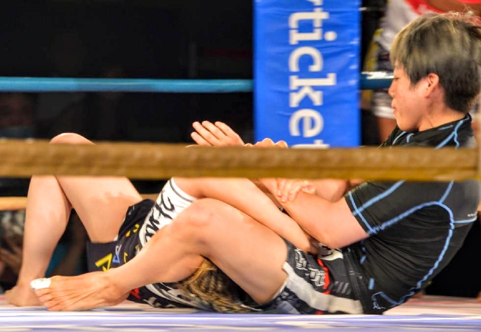 AaccNews's tweet photo. After a game of 'rock, paper, scissors', AACC's Ayaka Hamasaki was paired with Emi Tomimatsu for a 10 minute tag-team grappling contest.
Ayaka submitting both rival team members Mizuki Furuse & Tomo Maesawa, via straight armbar at 1:10 & 6:42 respectively.
#DeepJewels29 https://t.co/t37eDthizg