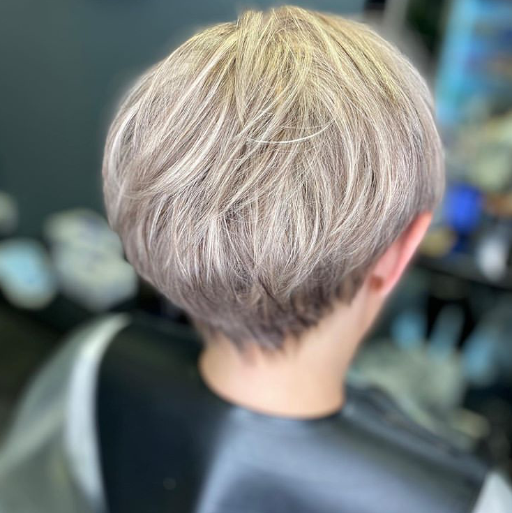 AdvProSalon's tweet photo. Lowlights lift this short hairstyle and give it added depth and dimension. Great work using ColourCode 22/0 + 0/11 + 0/88 + 6% https://t.co/TGYzFAZuUs