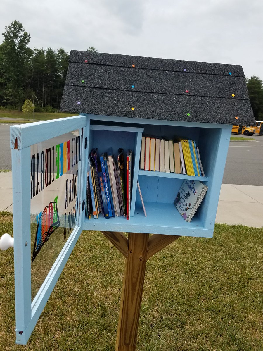 MrshenryC's tweet photo. Librarians never stop "booking", even in the summer!  Thanks to an anonynous RedWing donation and my kids for letting go of some books...look what you can borrow!  Check it out and keep reading!!! @CardinalRidgeES @CREredwingsART @TracieL03188907 https://t.co/NWN4xqRep2