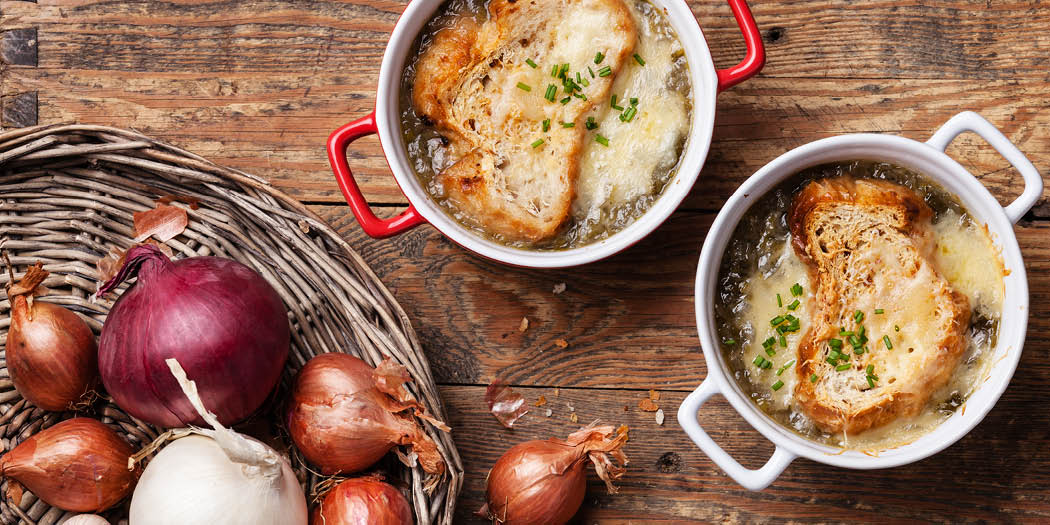 SquiresGC's tweet image. Onions should be reaching harvestable size now so why not make onion soup!

1) Fry sliced onions until soft &amp;amp; add sugar to caramelise
2) Add garlic cloves &amp;amp; 2bsp plain flour
3) Increase the heat &amp;amp; keep stirring as you add white wine &amp;amp; beef stock. Cover &amp;amp; simmer. 

#gardencookbook