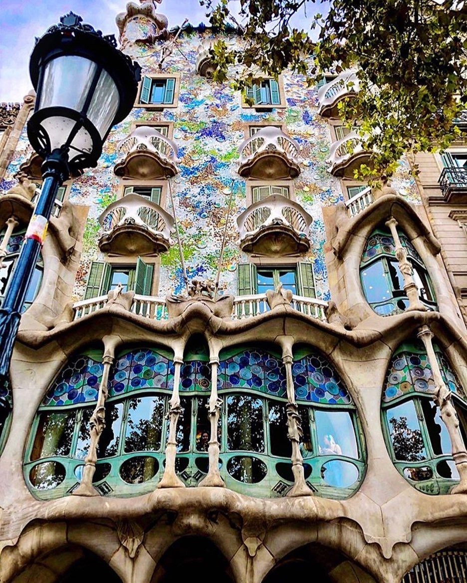 buzziler's tweet photo. We think #CasaBatllò is one of Gaudi's most beautiful creations. 😍 

Apparently, there are many stories about this building. One of the legends says that #Gaudi was inspired in Saint George’s legend. 🐉 ⚔️

#barcelonaspain #BuzzilerBarcelona #BuzzilerRecommended https://t.co/MVYCPSnhWU