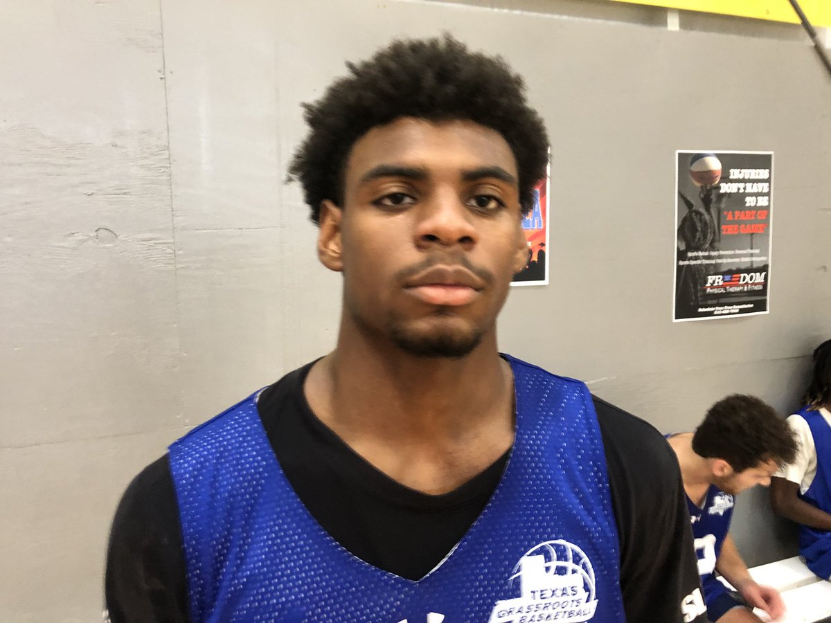 Ani_Umana's tweet photo. Court 3 consists of some talented guards. ‘22 Trey Blackmore has been unleashing handle & creating space. ‘23 KJ Lewis has scored in an array of ways. ‘23 Kaden Gumbs has gotten to wherever he wants to on the floor #SessionII https://t.co/JHCv02eeb2