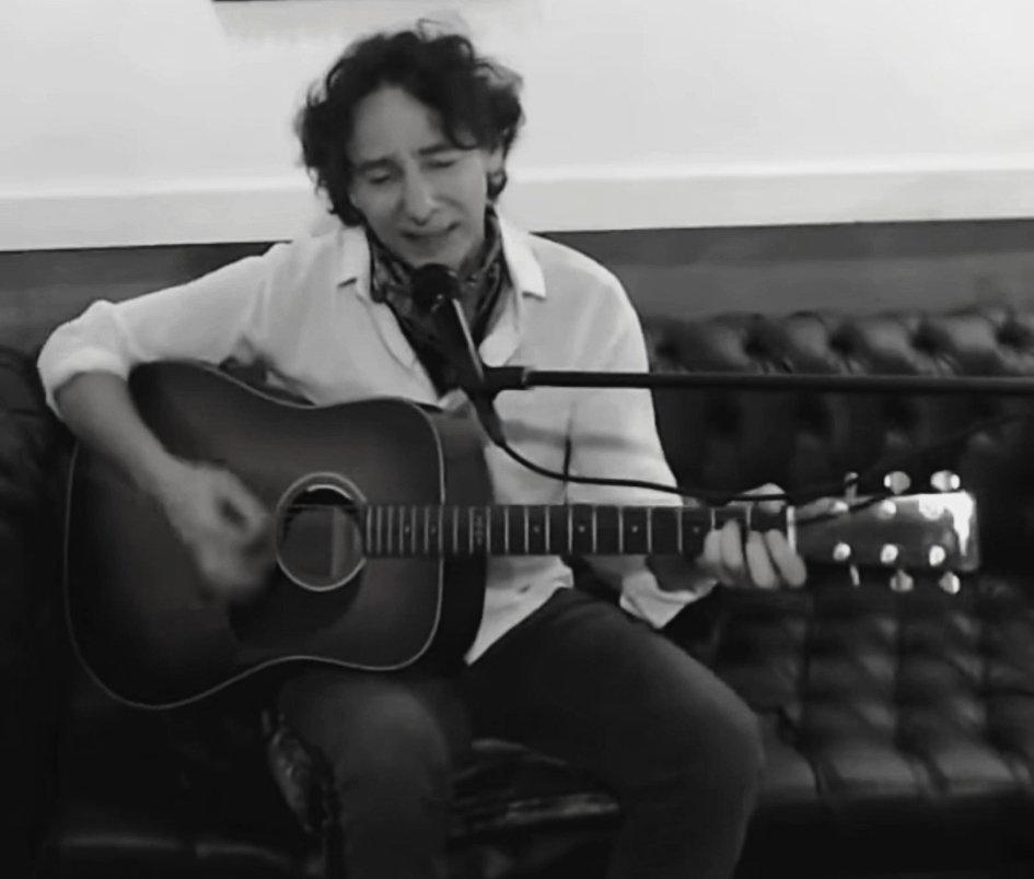 MaxiazPrensa's tweet photo. Lanzamiento hoy de "Este minuto" primer sencillo y video grabado en vivo desde su casa, tema dedicado a su padre y pertenece al nuevo álbum #Cuarentennial de @JavierCalamaro en todas las plataformas digitales. https://t.co/W3QcnTWPu1