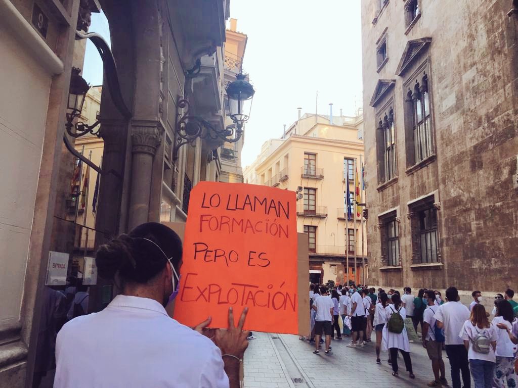 huelgamircv's tweet photo. 📌Cuando haya una incapacidad temporal justificada y el residente no pueda realizar sus guardias, el centro no podrá cubrir dicha baja con otros residentes de forma obligada ni bajo coacción.
#HuelgaMIR #ConvenioMIRYa 
@huelgamirmadrid https://t.co/k80YSJoMOc