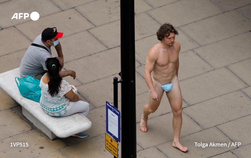 afpfr's tweet image. #instantané En Angleterre, l'obligation de porter le masque dans les magasins et les supermarchés est entrée en vigueur aujourd'hui (mesure également respectée par certains aux abords de ces commerces..) #AFP