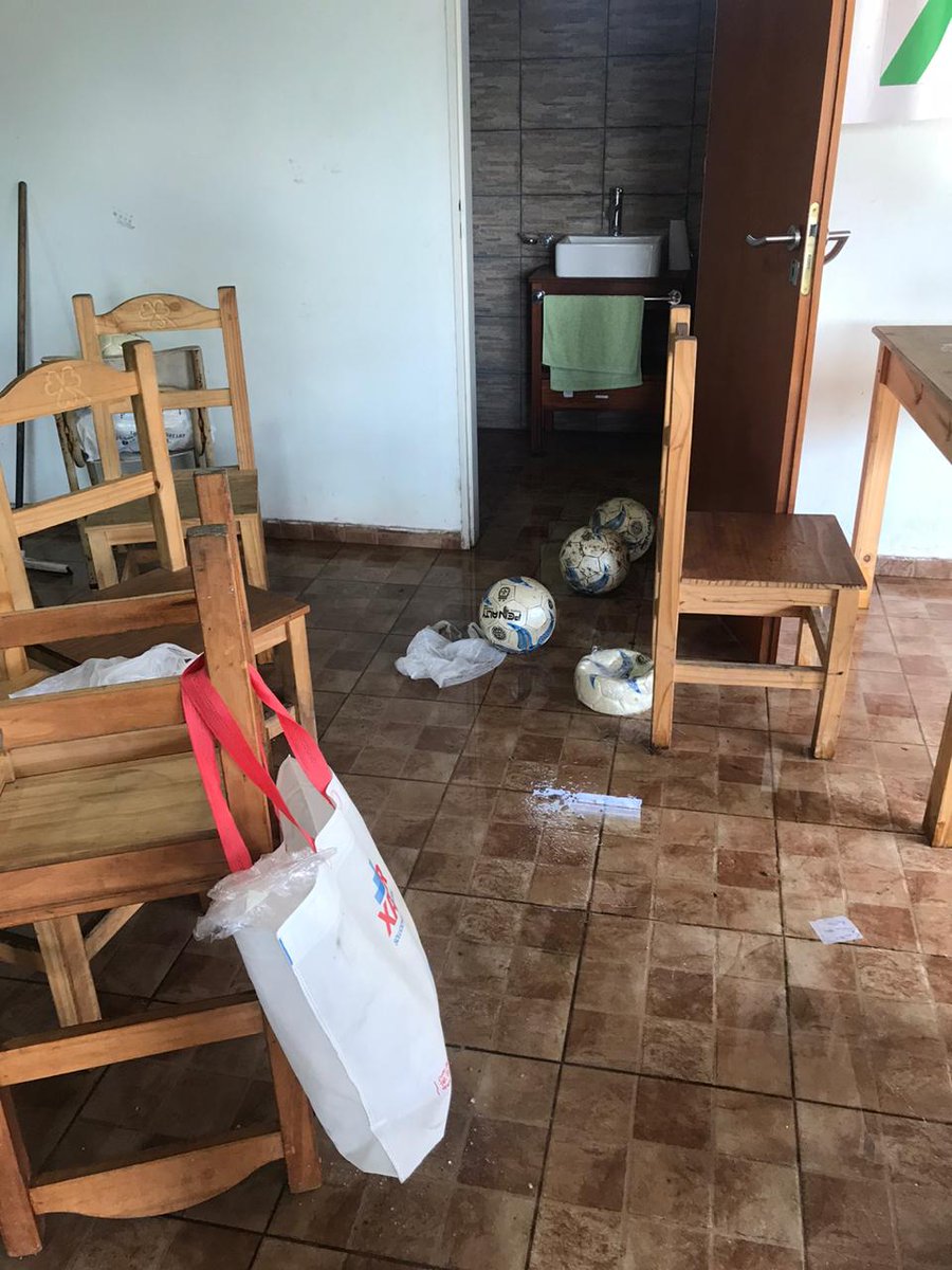 pasealaliga's tweet photo. #LigaA 

Increíble: volvieron a robar en #CRISFA. Se llevaron termotanque, aire, pelotas nuevas, cafetera, cerámicos, tablas y ropa. La situación de los clubes preocupa y se exigen medidas de seguridad inmediatas.

@crisfaoficial https://t.co/vcbkpNTOYy