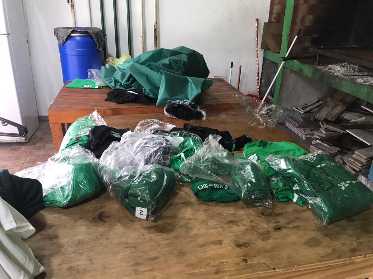 pasealaliga's tweet photo. #LigaA 

Increíble: volvieron a robar en #CRISFA. Se llevaron termotanque, aire, pelotas nuevas, cafetera, cerámicos, tablas y ropa. La situación de los clubes preocupa y se exigen medidas de seguridad inmediatas.

@crisfaoficial https://t.co/vcbkpNTOYy