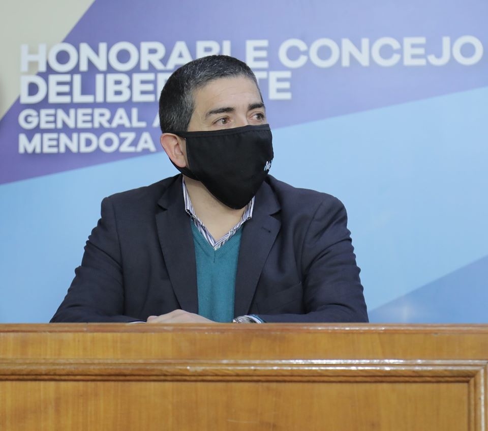 AlejandraTorti's tweet photo. ▶️Desde el Bloque, propusimos un convenio para extremar controles sanitarios en los ingresos a Gral. Alvear.
Me reuní con el Intendente, Walther Marcolini, para gestionar en forma conjunta con el #ISCAMEN, cuyo Presidente es, Alejandro Molero, e invitar a participar también... https://t.co/kbVAqBJcYJ