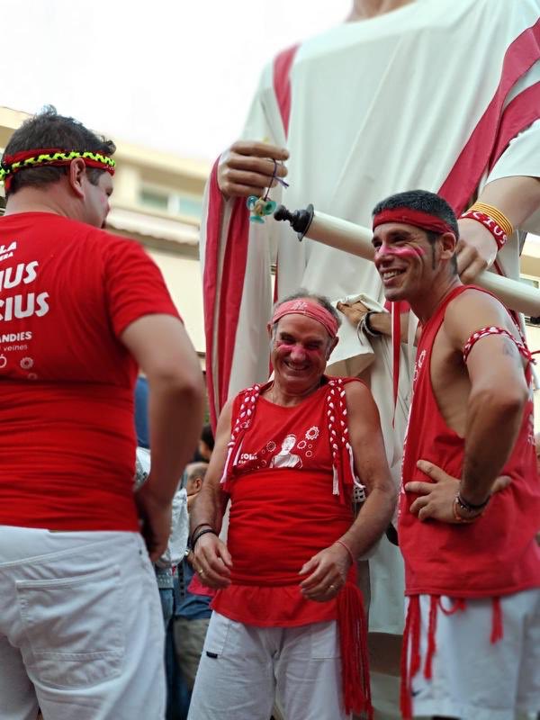 lucius_marcius's tweet photo. Aquest any no ha pogut ser, així que recordem en 4 imatges la #Gegantada2019. Cuidem-nos per a poder gaudir junts de #LesSantes el proper any!!! 🥁😎 #depèndetots #posatlamascareta #LesSantesACasa #Mataró @CulturaMataro https://t.co/kA3Skx2Sgj