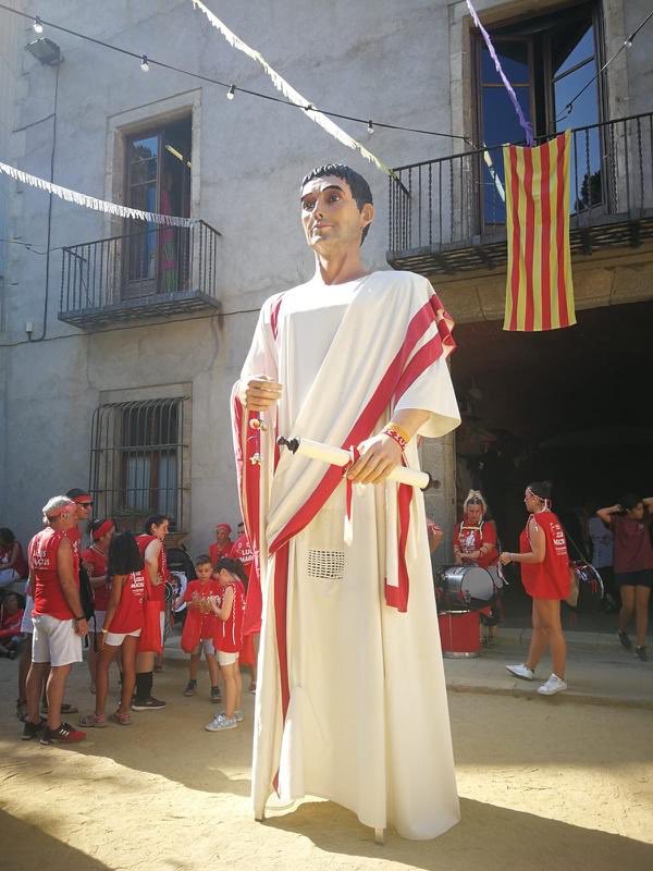 lucius_marcius's tweet photo. Aquest any no ha pogut ser, així que recordem en 4 imatges la #Gegantada2019. Cuidem-nos per a poder gaudir junts de #LesSantes el proper any!!! 🥁😎 #depèndetots #posatlamascareta #LesSantesACasa #Mataró @CulturaMataro https://t.co/kA3Skx2Sgj
