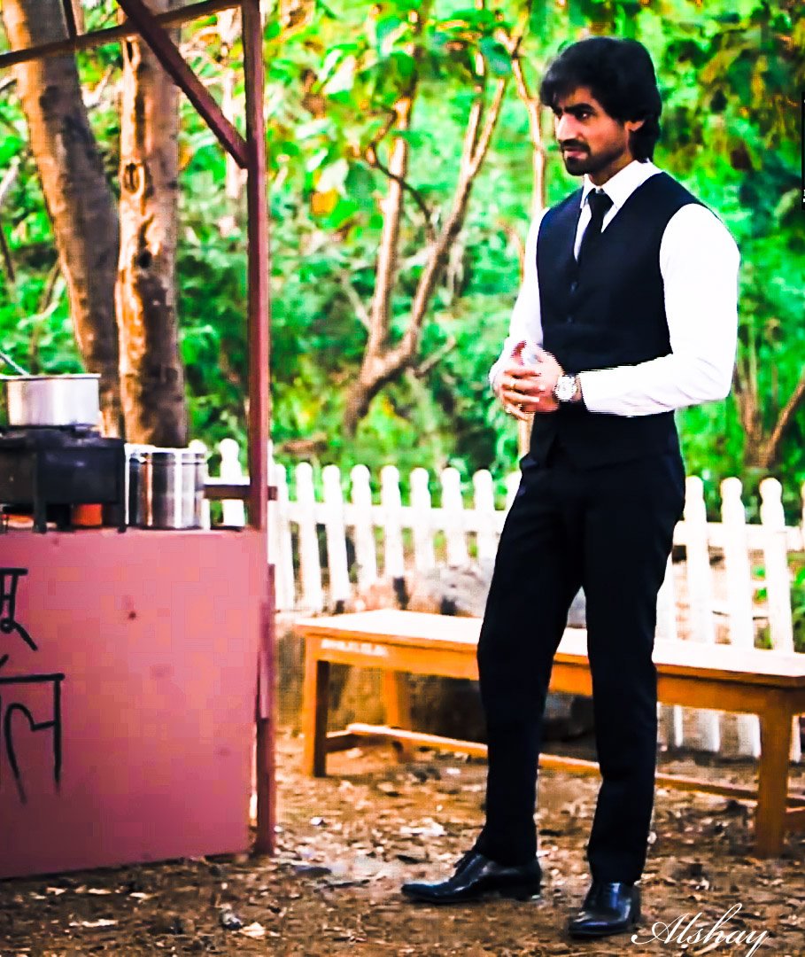 janine_lily's tweet photo. Harshad look so handsome in such outfits 😍

#harshadchopda 
#hamsafars https://t.co/OsBzvxZAKE