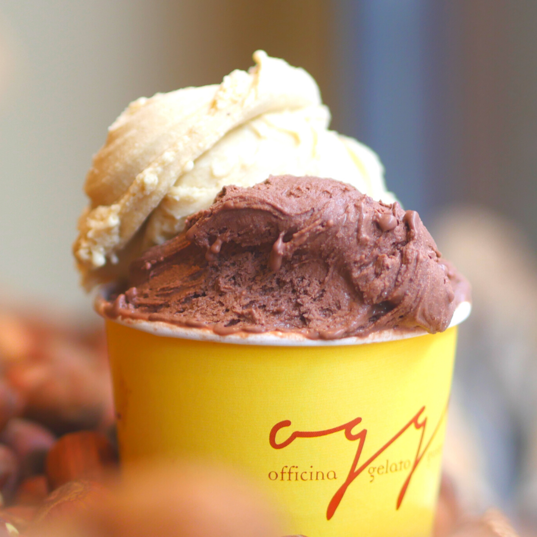 OGGIgelato's tweet photo. 🍦Il mantecato Gianduia incontra in un goloso abbraccio il gusto La Notte a Soho: cioccolato bianco e crema di nocciola. 🧡 Esiste un abbinamento più dolce?
#OGGIgelato Officina #Gelato Gusto Italiano https://t.co/cApRN3eq5G