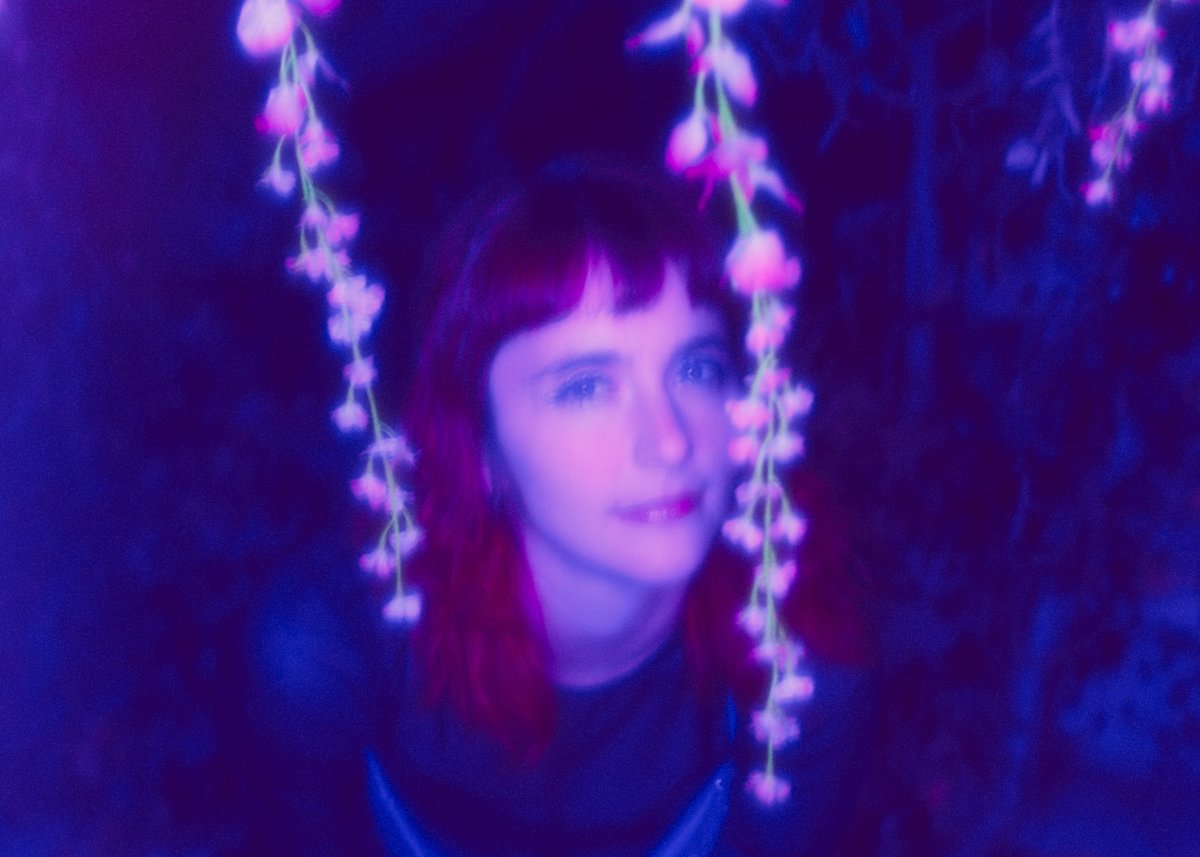 #Estreno

El proyecto encabezado por la cantante brasileña, #Winter, ha lanzado un mágico álbum de 11 elevados temas que se entretejen en el dreampop, una sedosa cascada de psicodelia y dulces distorsiones para soñar despierto.

Escucha acá 👇 

ultramarinos.co/2020/07/hipnot…