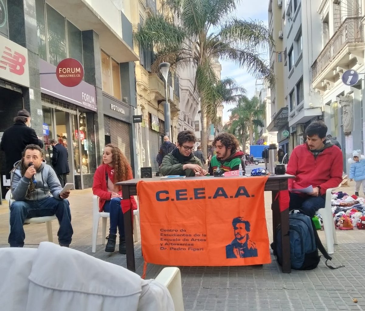 El jueves 16 participamos, junto a <a href="/asceepfeuu/">FEUU - URUGUAY</a>, <a href="/CeipaEnLucha/">CEIPA</a> y CEM, en una actividad sobre la Ley de Urgente Consideración, convocada por el Centro de estudiantes de la Escuela de Artes y Artesanías Dr Pedro Figari. ¡Gracias por esta iniciativa y la invitación! #NoaLaLUC 🔻