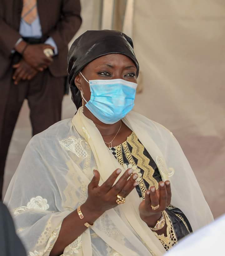 DRhdp's tweet photo. Après l'hommage de la nation en l'honneur du Premier Ministre #Seydou_Élimane_Diarra,  la Ministre @MariatouKONE1 a pris part cet après midi à la cérémonie des 3ème et 7ème jours sur l'esplanade de la Grande Mosquée de la Riviera Golf. 

Que son âme repose en paix !
@DRHDP🇨🇮 https://t.co/yeZfSixJUt