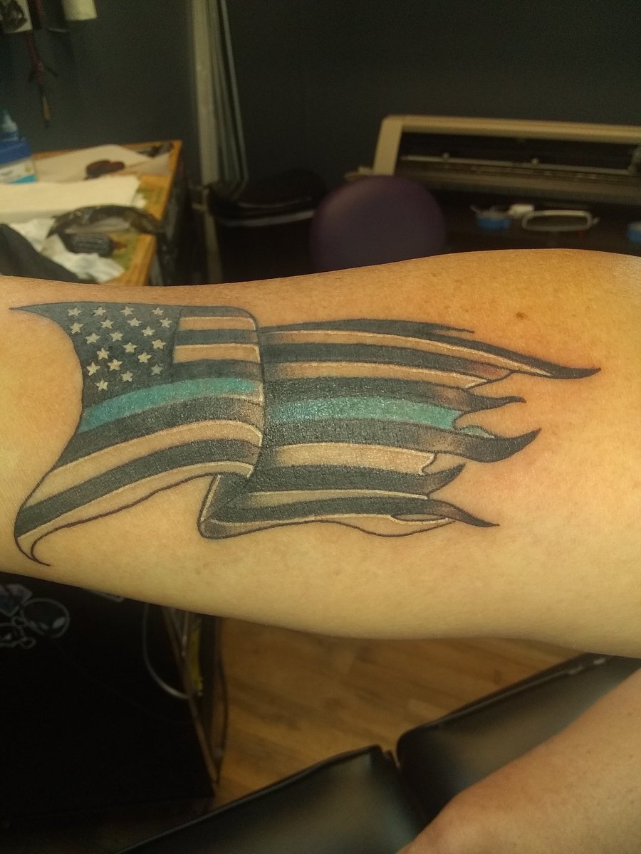 PennyTu16430801's tweet photo. New tattoo. #Bluelineflag #BackTheBlue #IGY6 https://t.co/JdSp3bLH28