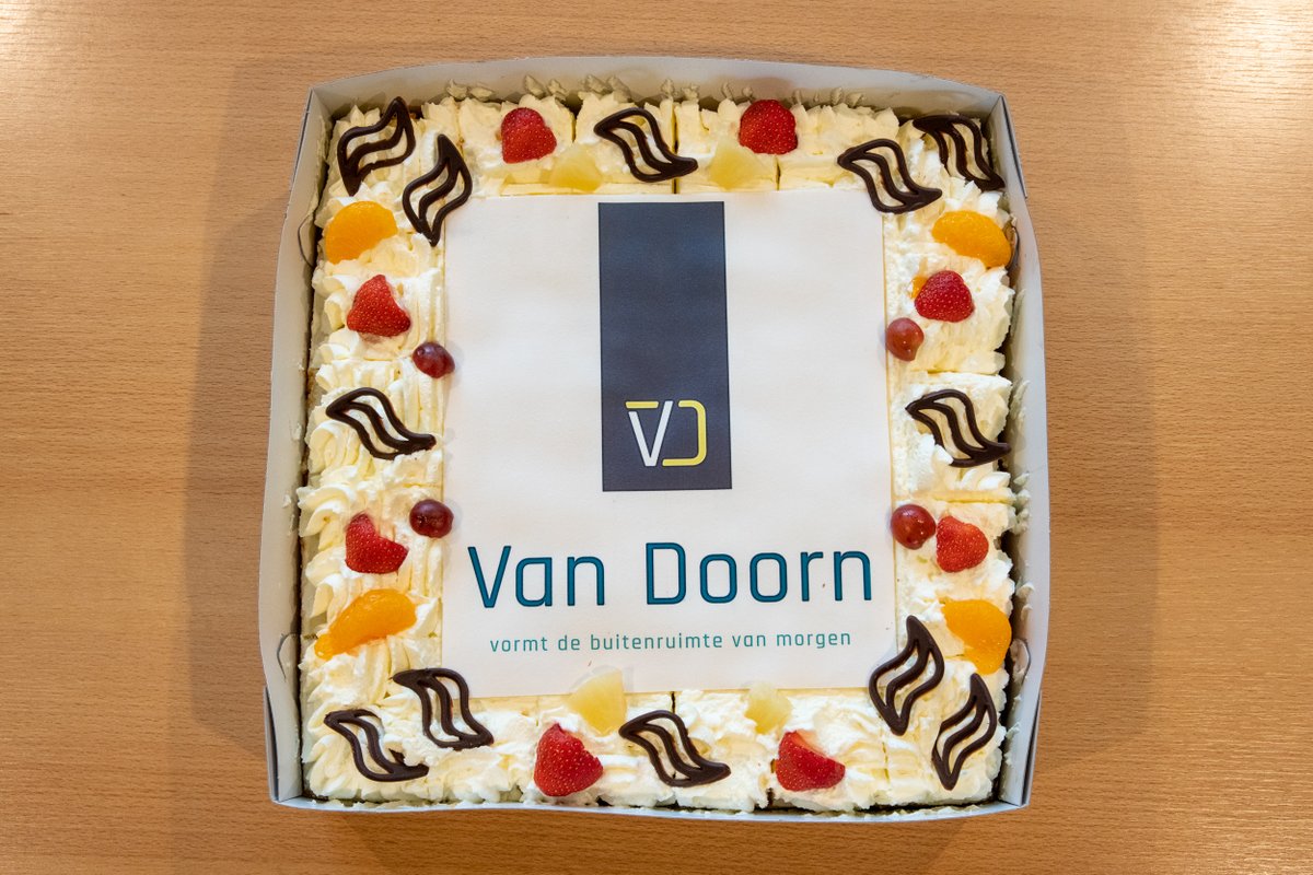 Het is zo ver! Vandaag nam onze directie tijdens een kleine, maar feestelijke bijeenkomst de nieuwe huisstijl officieel in gebruik. Vanaf nu heten wij Van Doorn!
ow.ly/ttUz50AHtQF

#positionering #buitenruimte #eenheid #vandoorn

Van Doorn vormt de buitenruimte van morgen!