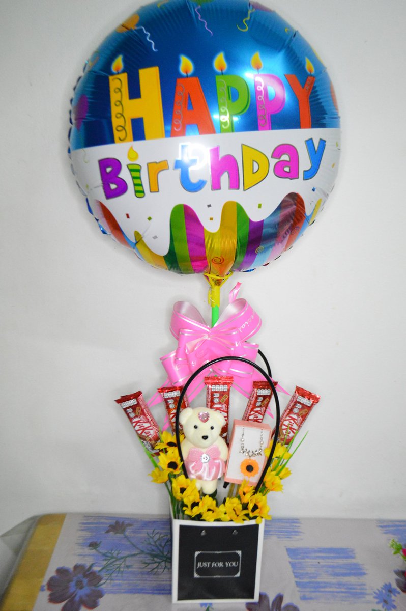 spperfume_'s tweet photo. @nrshfqa___ [READY STOCK] Bucket chocolate + necklace : RM27 only 💯
-necklace🌹💎🌻
- 5pcs KitKat🍫
-artificial flowers🌷
-Happy Birthday Balloon 🎈
-mini bear

🎁Add on note for FREE (no limit words) 
Self-pickup atau Cod (from Shah alam)
#gifts #happybirthday #necklaces #bucketchocolates https://t.co/13hHjed2X7