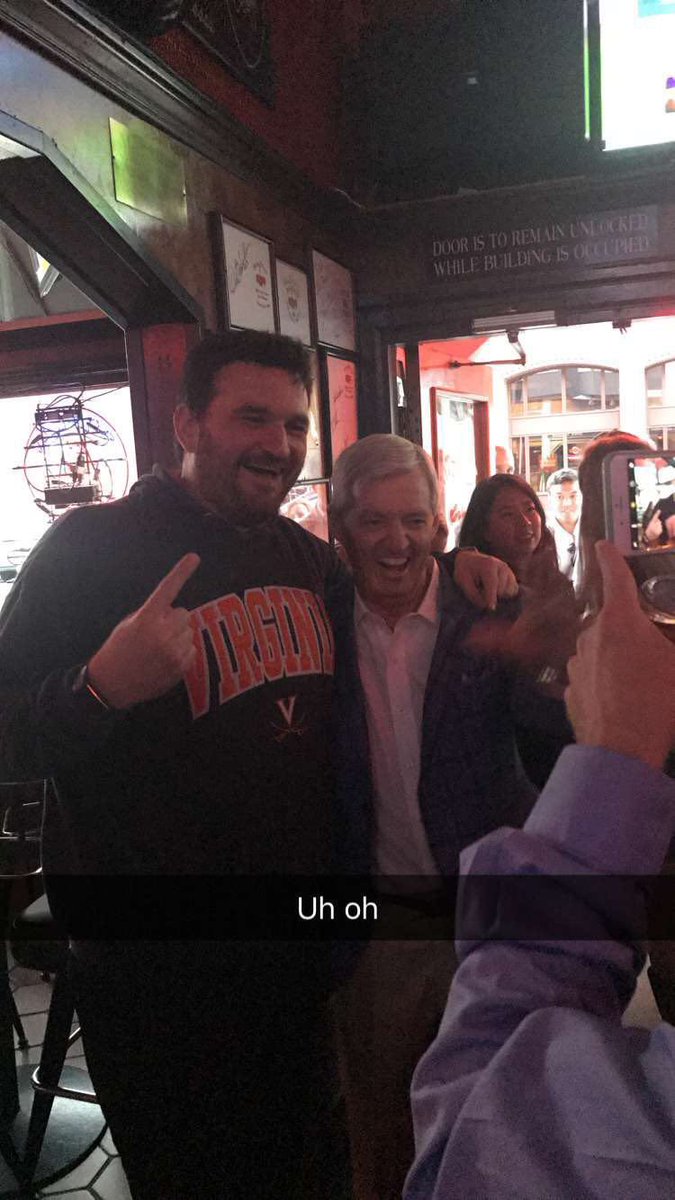 glennkinsman's tweet photo. He also graciously took a picture with a UVA fan who happened to be at the bar. https://t.co/aU9s8zl8Rl