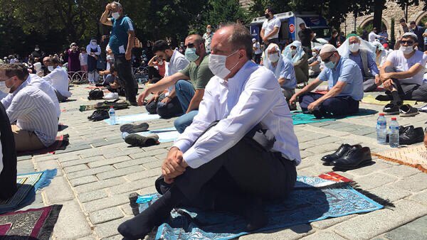 Yalova’dan İstanbul'a gelen Muharrem İnce, Cuma namazını Ayasofya Camii yakınındaki meydanda kıldı.
İnce, "Diyanet İşleri Başkanı'nın davetine değil ezanın davetine uydum. Protokole gitmek istemedim, Sultanahmet'te namazımızı kıldık" dedi.
#AyasofyaiKebirCamii