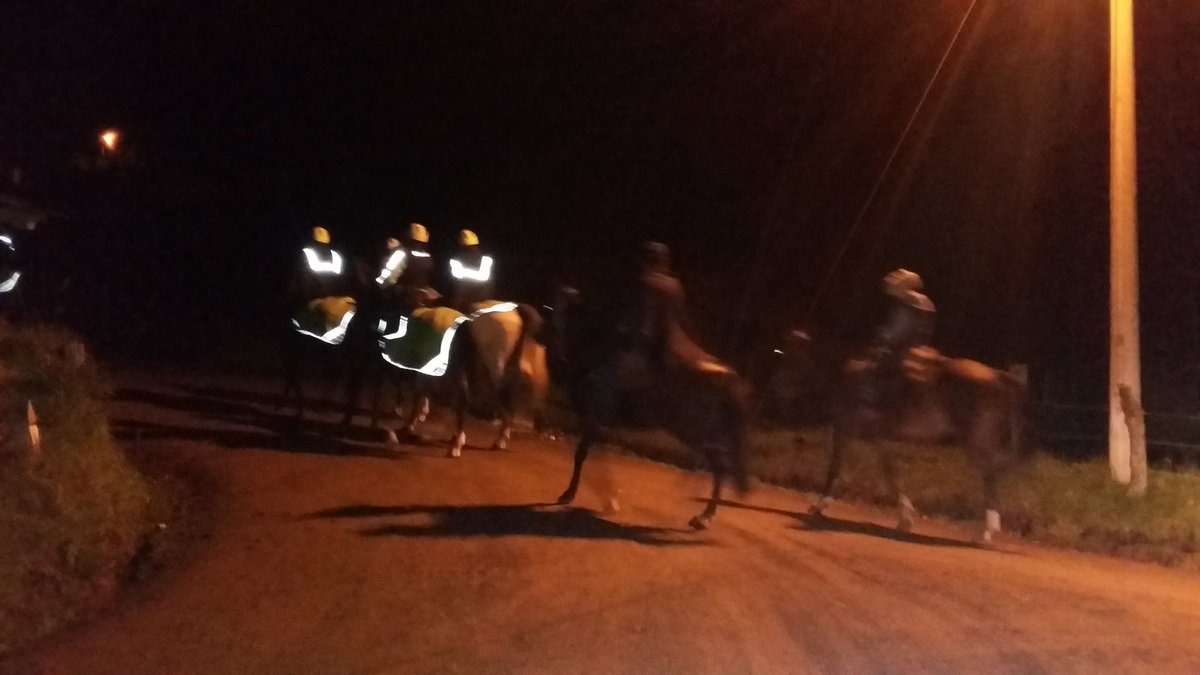 En la parroquia Checa, se viene realizando operativos antidelincuenciales y abigeato en coordinación de la Tenencia Política y los  POLICENTAUROS, sin importar el horario ni la condición climática. Un agradecimiento à la iniciativa  del CORONEL de Policía.