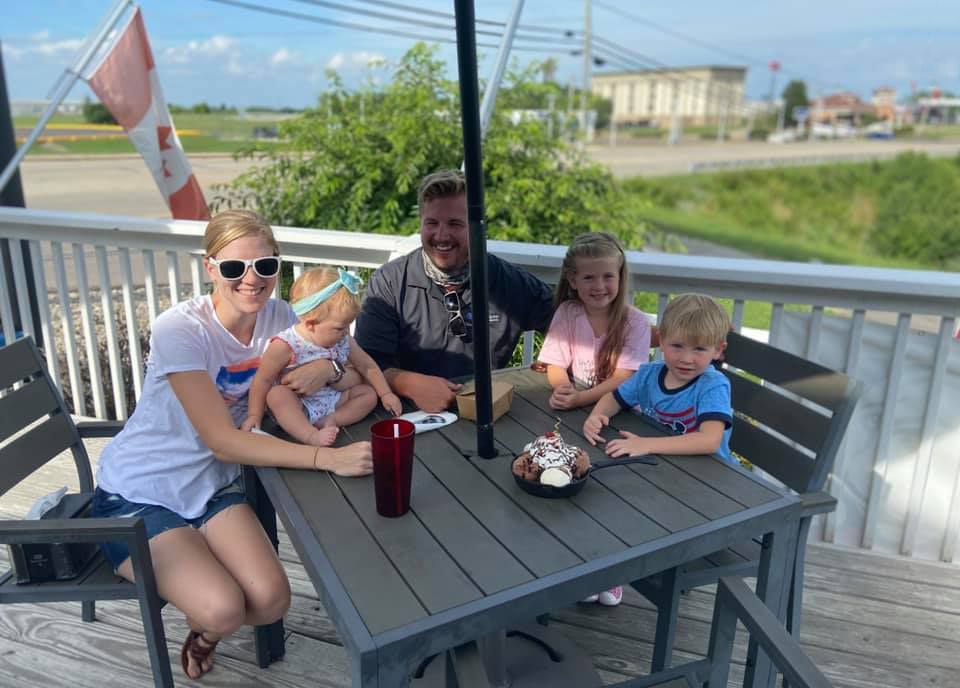 Enjoy tasty treats and beautiful weather on our outdoor deck! 😎

#kentuckyeats #kyeats #i75 #northernky #nky