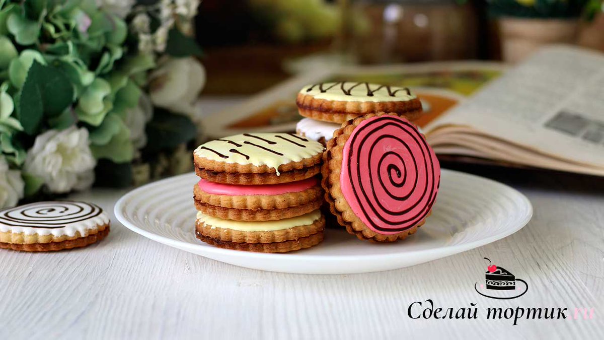 SdelayTortik's tweet photo. Вкуснейшее песочное пирожное с глазурью помнят многие, ещё со времён СССР. Пирожное продавалось в кондитерских, кулинарии, а так же в школьной столовой. Нежное, рассыпчатое, с прослойкой вкусного яблочного повидла, и все это дополняет цветная сахарная глазурь.
#рецепты  #пирожное https://t.co/ZrzkVM386r