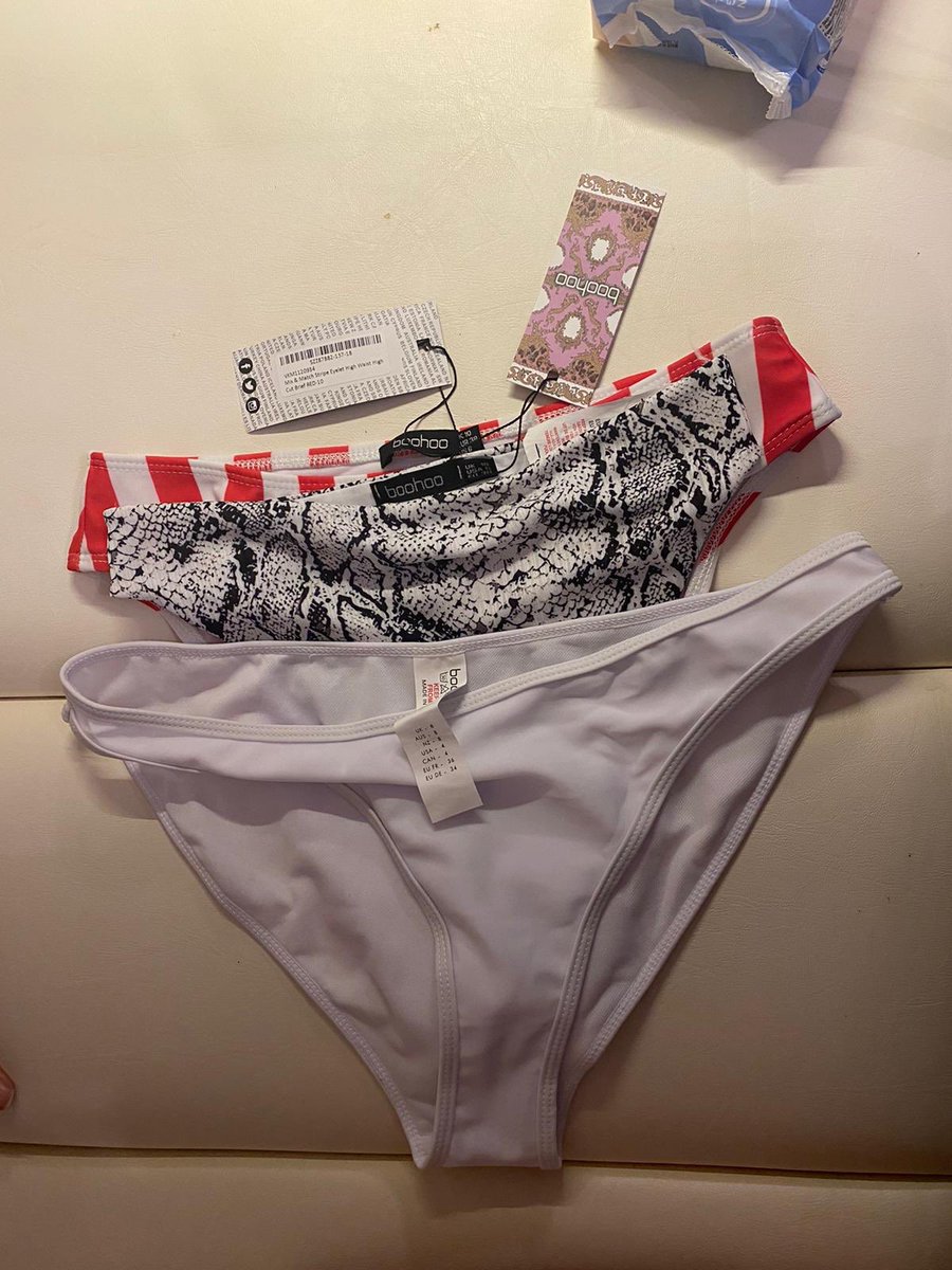 Ellzlittlewood's tweet photo. So my cousin ordered some last minute bits from @boohoo safe to say she is sending every item back. The top 2 bottoms are both a 10 yet ones smaller than the other. The white ones are an 8 and bigger than BOTH of the 10’s? How does that work? https://t.co/FOsCOTNzuJ