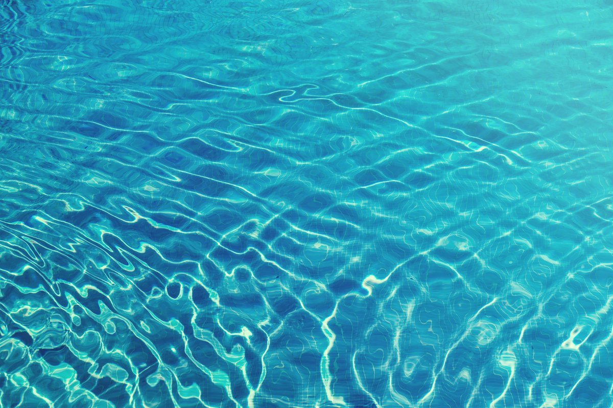 Según Joan Grimalt, de <a href="/IDAEA_CSIC/">Inst. of Environmental Assessment & Water Research</a> "el agua de las piscinas se puede considerar un entorno seguro ante el COVID-19 si se usa por lo menos 0.5 mg/L de cloro" 💧 Consulta la entrevista completa que le hicimos desde #PiscinaWellness en el siguiente link 👉 bit.ly/3jzHA7b