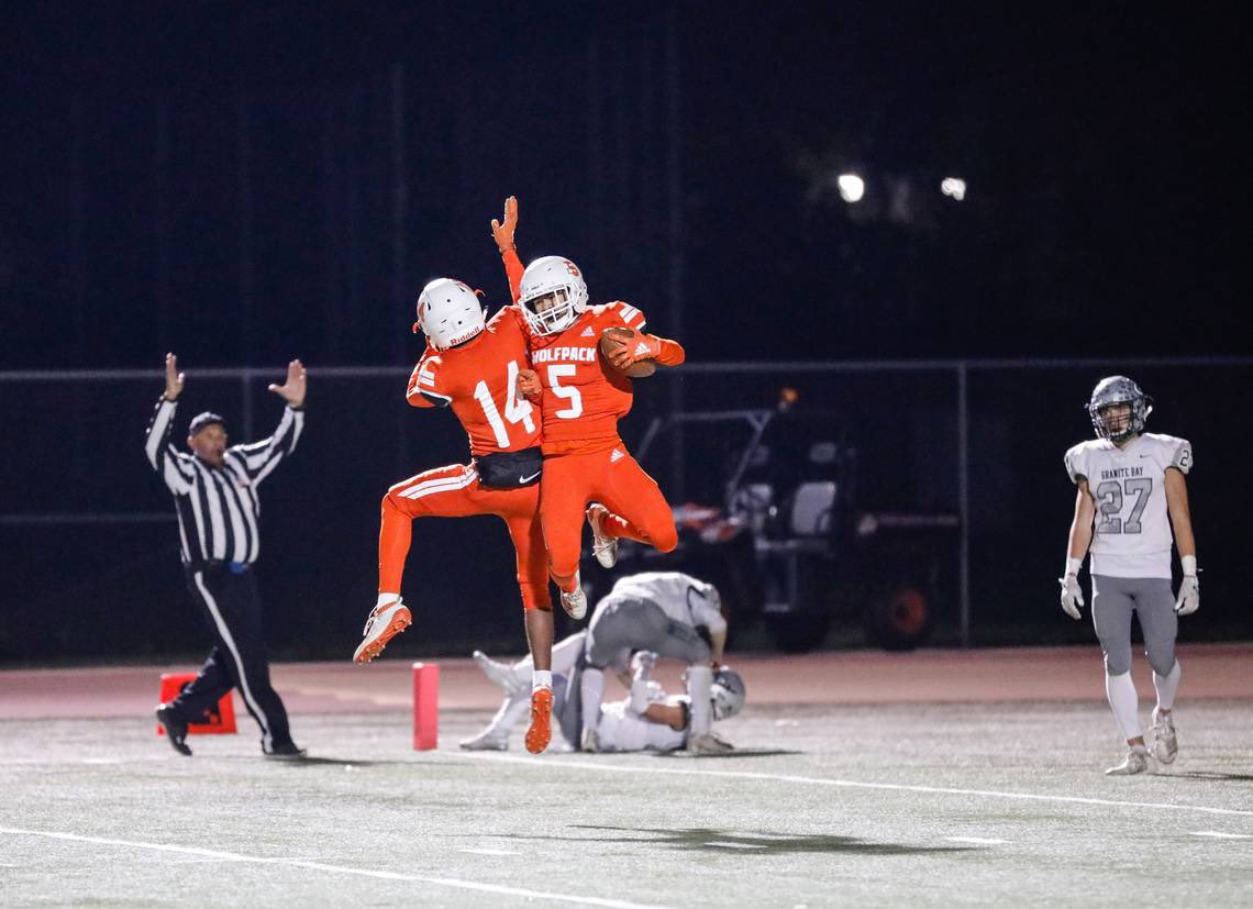 cameronsalerno1's tweet photo. Big news: @OaksCosumnes and @MDFootball have agreed on a home-and-home series.

Cosumnes Oaks will play Mater Dei in Santa Ana Jan. 29 in week four &amp; MD will travel to Elk Grove next fall in week three.

@abettencourt15 is showing he won’t back down from a challenge. @CalHiSports https://t.co/W2ebKTfEYm
