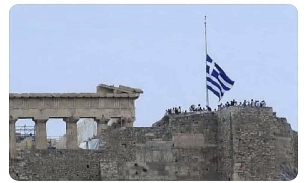Bugün öyle bir gündü ki, 
kimi Fatih’le saf tuttu,
Kimi Yunanlılarla yas..!

Bugün Ayasofya’nın açılışıyla Yunanlılar bayraklarını yarıya indirip, tüm kiliselerde yas tutmuşlar, çok üzüldüm keşke bayraklarını tam indirselerdi..!
#Ayasofya
#Erdogan
#AyasofyaiKebirCamiiSerifi