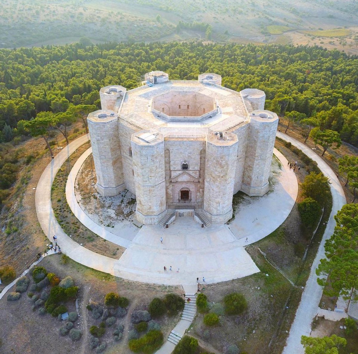 Here's somewhere we bet you didn't have on your Puglia must-see list: Castel del Monte, one of Italy's most beautiful, and most mysterious, sites. If the food isn't the reason for you to go to Puglia, the sights are a pretty good reason too 😍🇮🇹

Photo from hagemo92 /Instagram